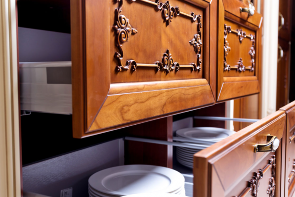 Perabotan Dapur dengan Detail Ukiran